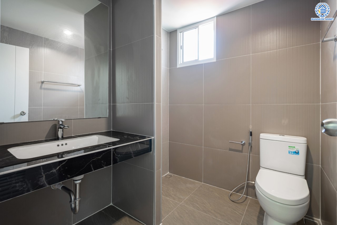 บ้านมือสองตกแต่งใหม่ ม.ภัสสร7 บางบัวทอง ติดถนนเมน! เนื้อที่ 59.3 ตร.ว. ฟังก์ชัน 3 ห้องนอน 3 ห้องน้ำ จอดรถได้ 2 คัน บนทำเลเดินทางสะดวก ติดถนนใหญ่ เพียง 400 ม. จากรถไฟฟ้าสถานีบางพลู ใกล้เซ็นทรัลเวสต์เกต